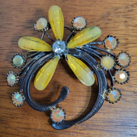 Vintage Lemon Yellow Glass and Aurora Borealis Stone Floral Brooch - Picture 3 of 16